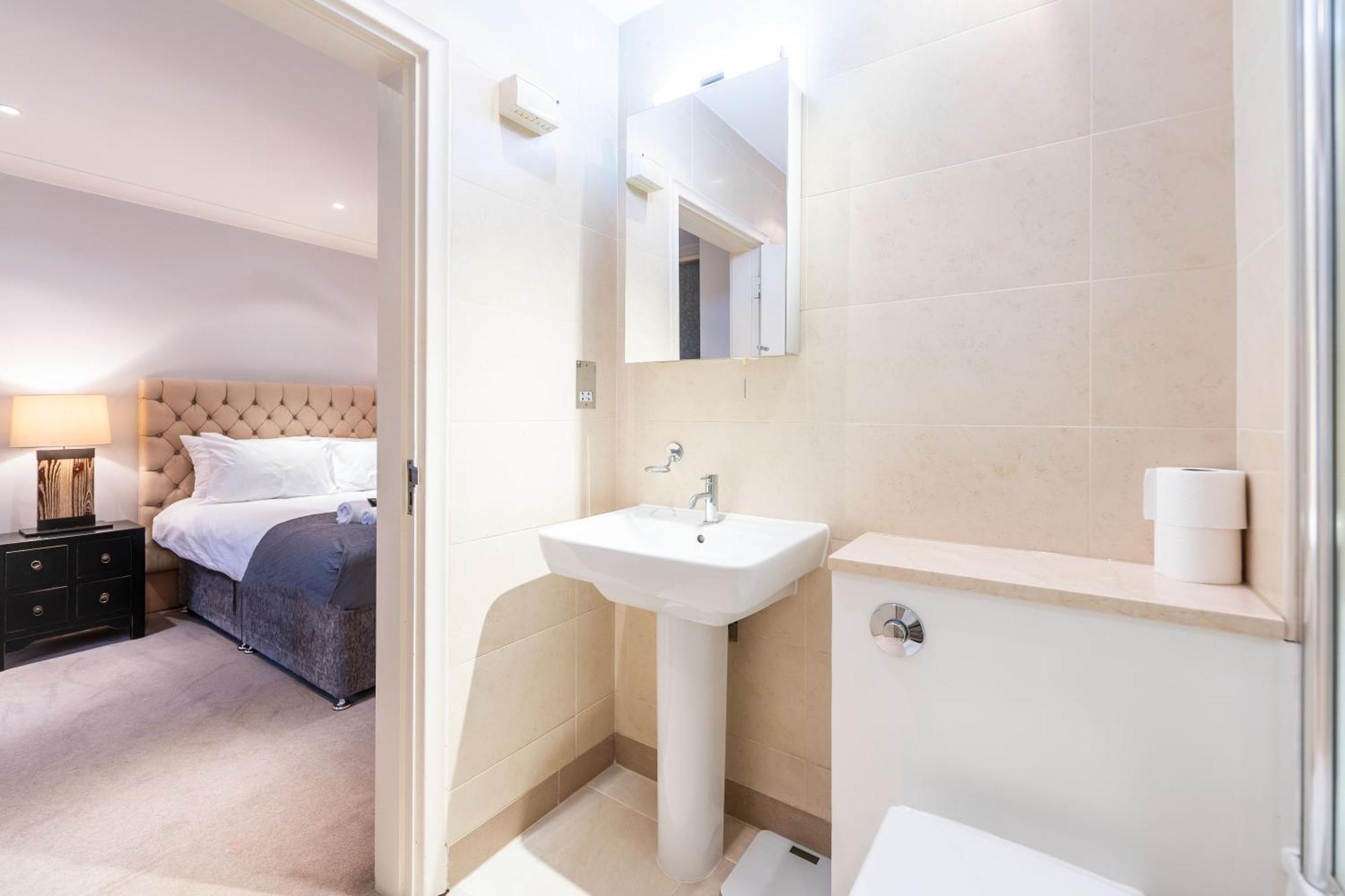 Luxury 6 Bedroom House In Southwick Street Лондон Экстерьер фото